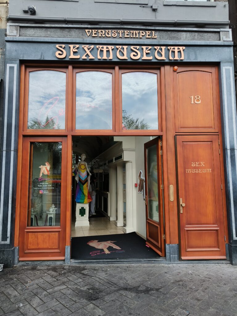 Kuva Amsterdamin seksimuseon ovesta: Venustempel, Sexmuseum.