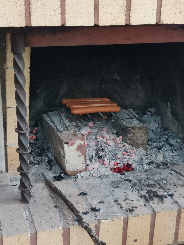Kuva makkaranpaistosta