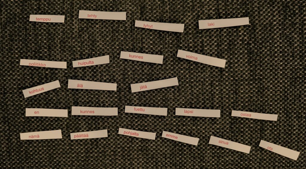 Kuva lapuista, joissa lukee seuraava runo:
Temppu tehty lyhyt laki
Poliitikko huipulta kunnes voima
Kohtuus älä jätä
En kunnes tuettu lapsi ostaa
Nämä päättää pohjalta emme sinua ota